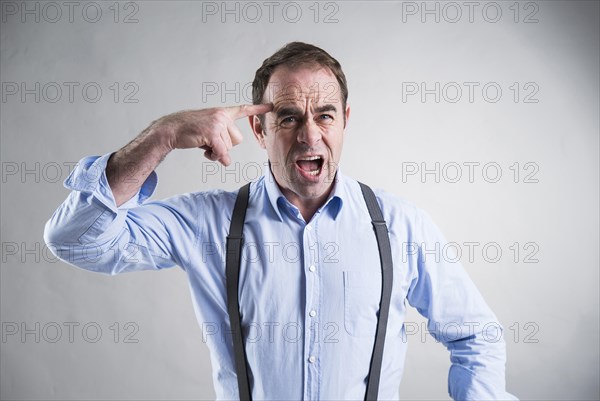 Man tapping his forehead