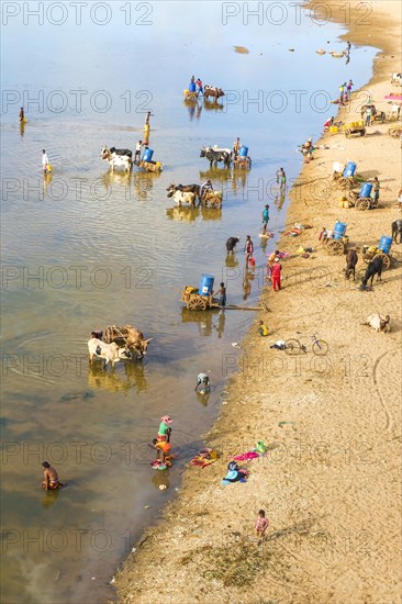 People washing and taking water from the Mandare river