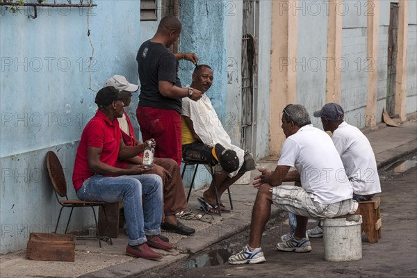 Roadside hairdresser in the centre of Havana
