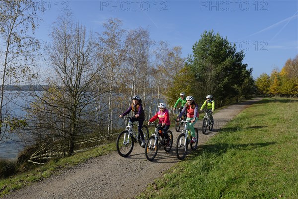 Family on bicycle tour at Murner See lake