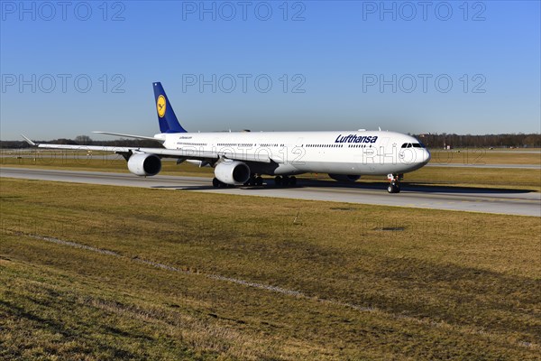 Lufthansa Airbus A340-600 roll out on taxiway