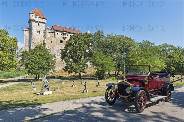 Antique car Straker-Squire