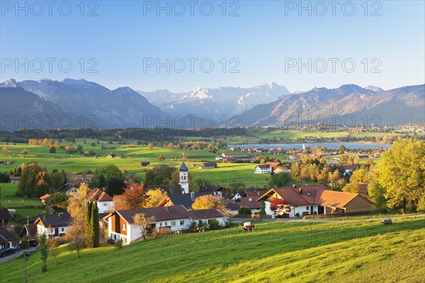 View from the Aidlinger Hohe over lake Riegsee towards the Wetterstein range