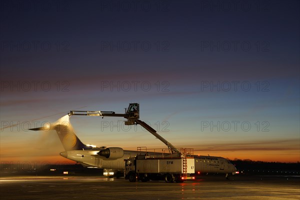 Aircraft de-icing during snowfall