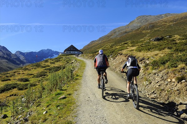 Two mountain bikers on the way to Potsdamer Hutte