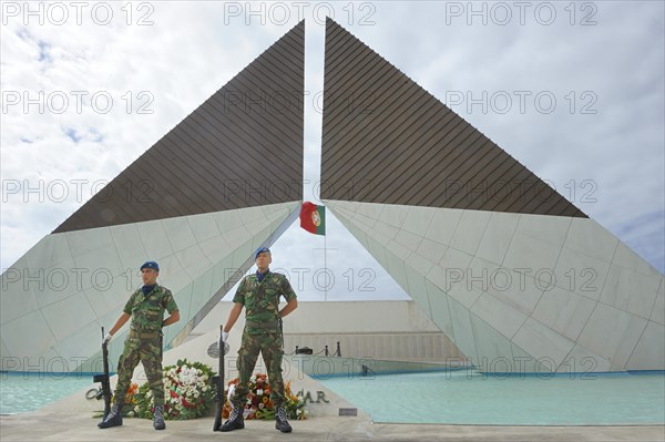 Two guards standing in front of the Colonial War Memoril