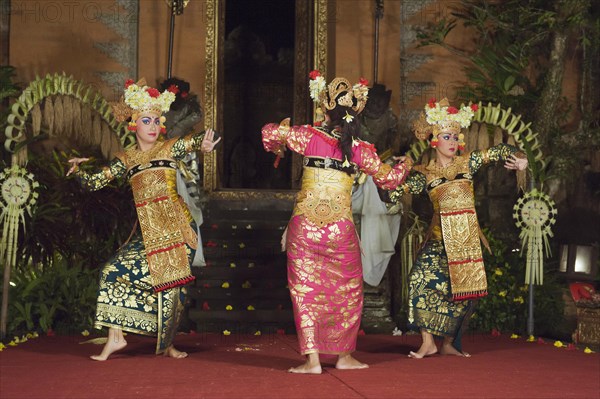 Legong dance at Puri Saren Palace