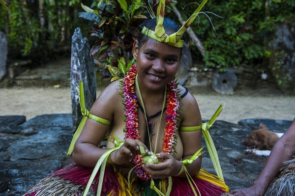 Traditionally dressed islander making traditional art work