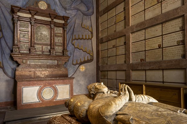 Table tomb of Prince Bishop Urban von Trennbach with the grave stone of the court jester Hans Gerl