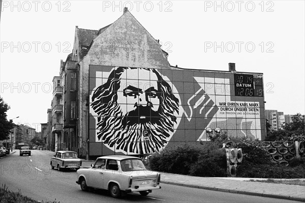 Agitation wall with the portrait of Karl Marx and display of date