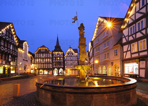 M arket square with the Rolandbrunnen fountain