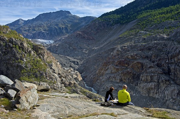 Hikers at the Gletschertor lookout