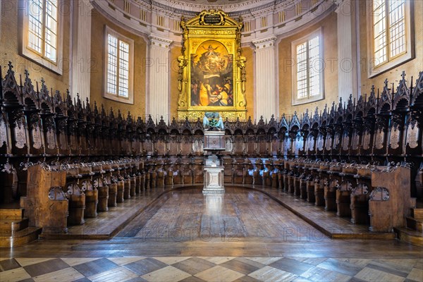 Apse with late Gothic choir stalls and altarpiece with Assumption of the Virgin Mary