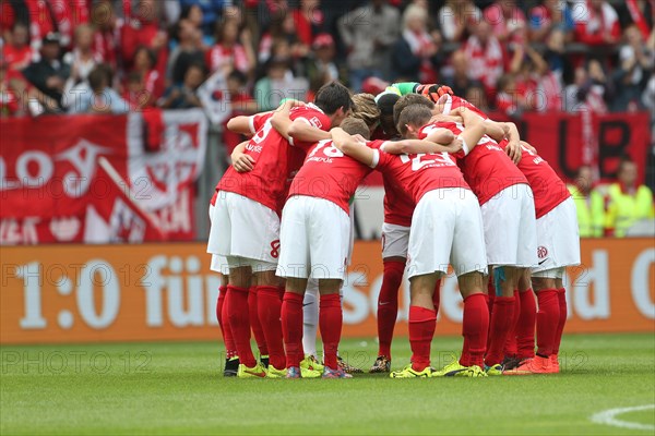 Team of FSV Mainz 05 in a huddle before a match