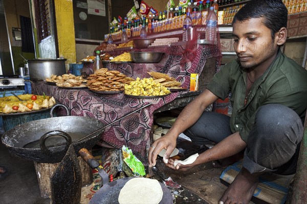 Man preparing typical Nepalesefood