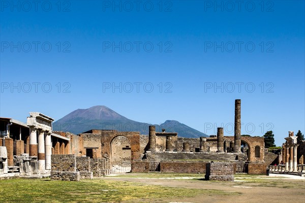 Forum in front of Vesuvius