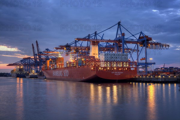 Fully automatic unloading of container ships