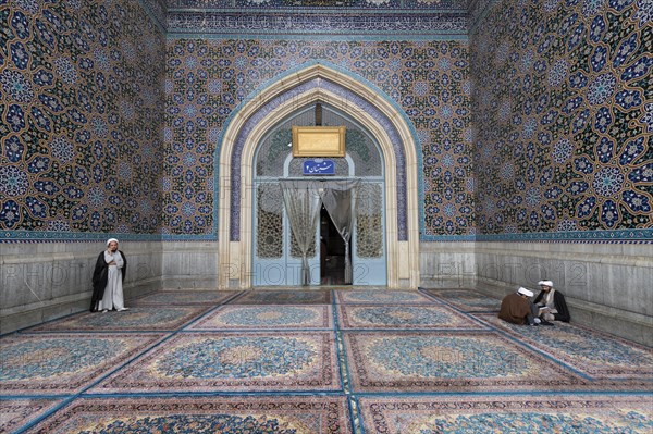 Mollahs at the entrance of Azam Mosque