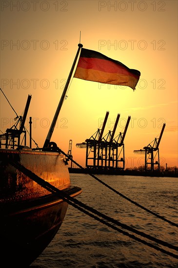 Bow of a ship with roap and German national flag