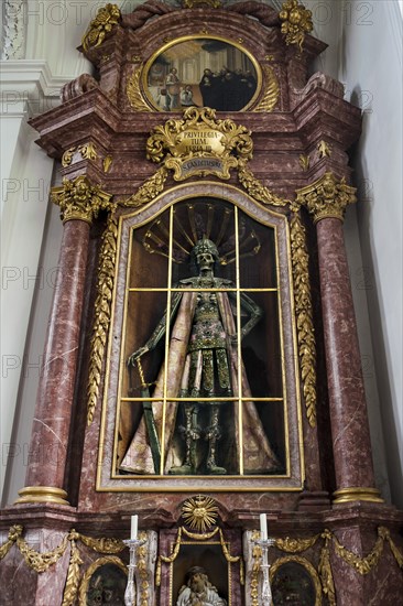 Side altar in the south chapel