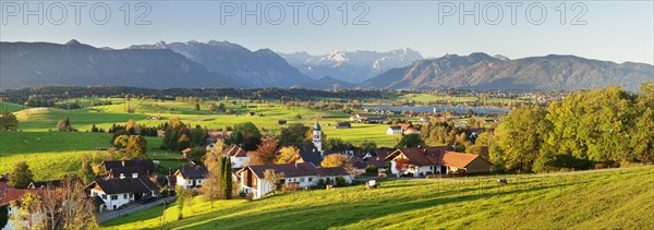 View from the Aidlinger Hohe over lake Riegsee towards the Wetterstein range