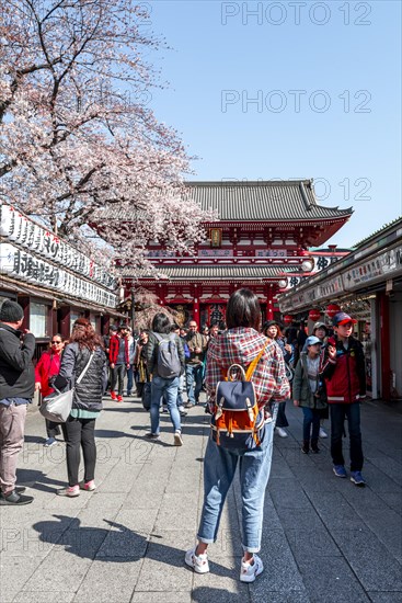 Tourists on the way to Hozomon Gate