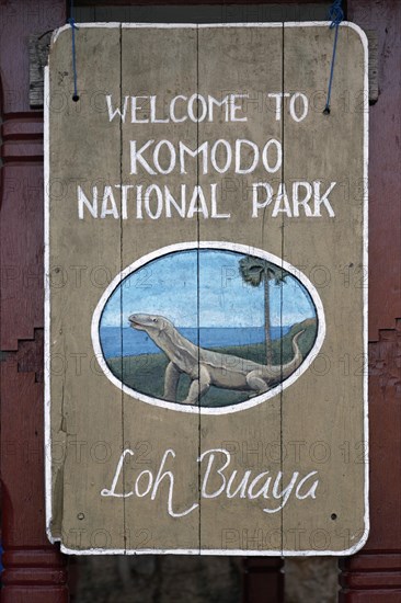 Sign depicting a komodo dragon