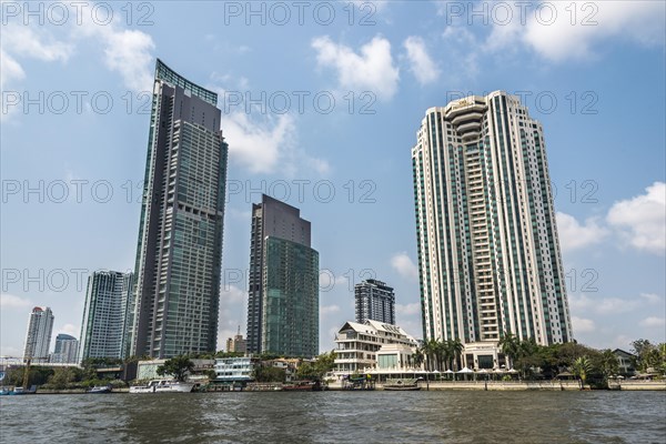 Hotel The Peninsula with skyline