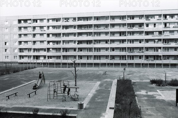 Playground in the middle of new buildings in Joseph-Orlopp-Strasse