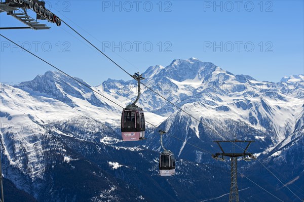 Gondola of the Moosfluh cable car in front of the Fletschhorn massif