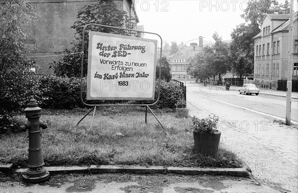 Agitation display at the roadside