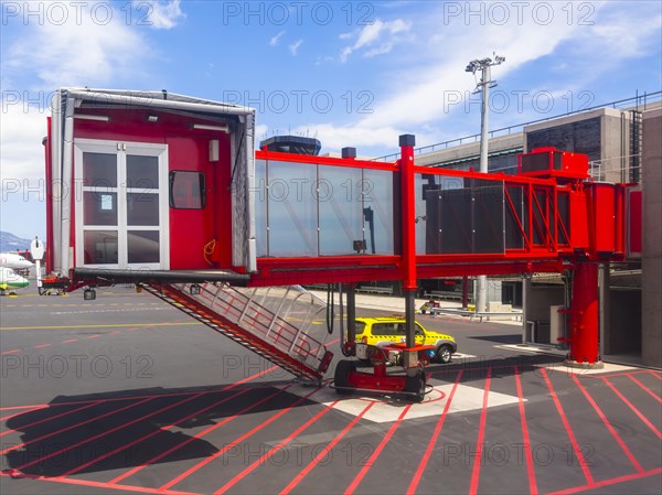 Passenger boarding bridge