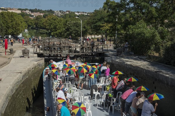 Fonserannes Lock with cruise ship