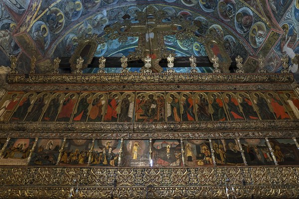 Depictions of saints on the altar wall