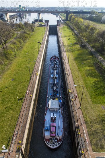 Cargo ship sails into lock Meidrich