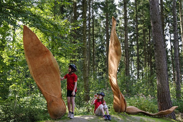 Children at the Ahornsamen sculpture in the Weltwald forest