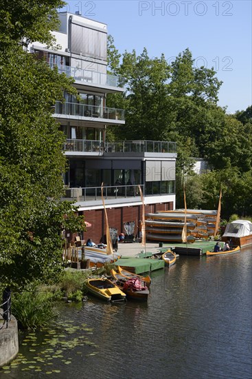 Boat rental on Isebek canal