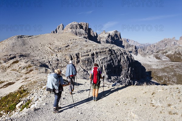 Hikers walking on Buellelejoch mountain