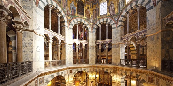 Arcades on the gallery of the dome