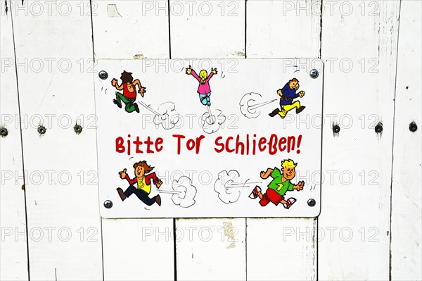 Sign "Bitte Tor schliessen"