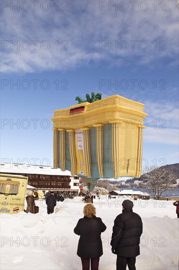 Hot-air balloon shaped like the Brandenburg Gate