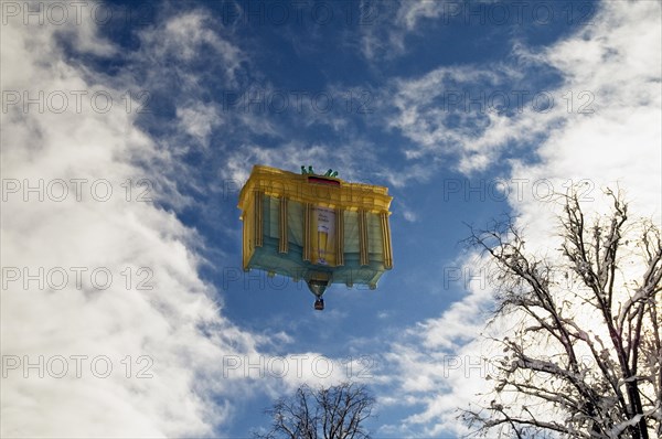 Hot-air balloon shaped like the Brandenburg Gate