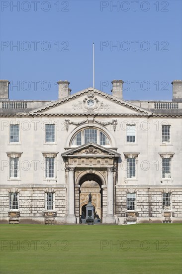 Gibbs building with the statue of Henry IV framed by the arch in the back