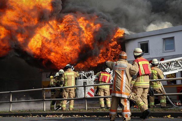 More than 140 firefighters extinguishing a burning carpet warehouse in Berlin-Reinickendorf