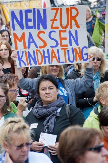 Poster 'Nein zur Massenkindhaltung'