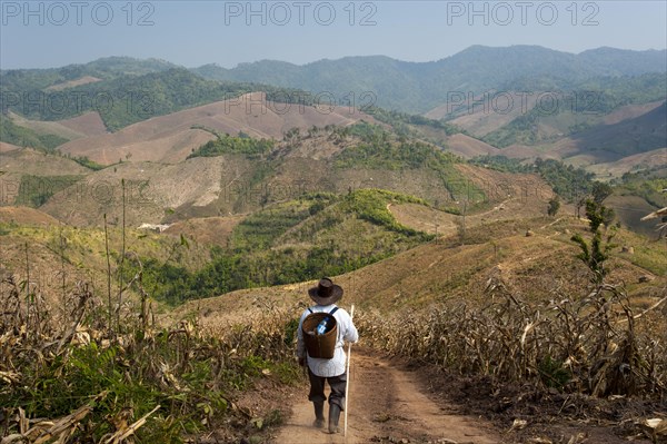 Elderly man with a basket and a hat