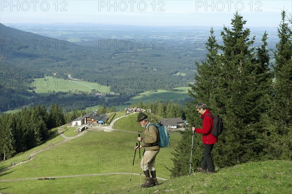 Hikers walking on a path from Mittleres Hoernle mountain to Lechrain