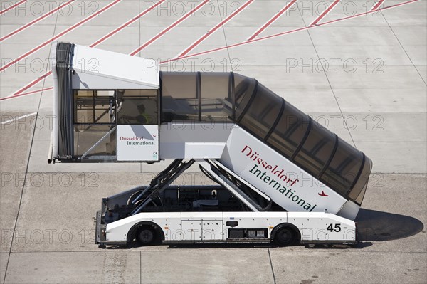 Gangway vehicle on the manoeuvring area