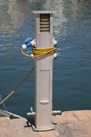 Power supply for boats