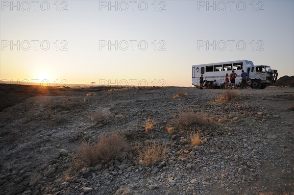 Safari truck above the Sesriem Canyon